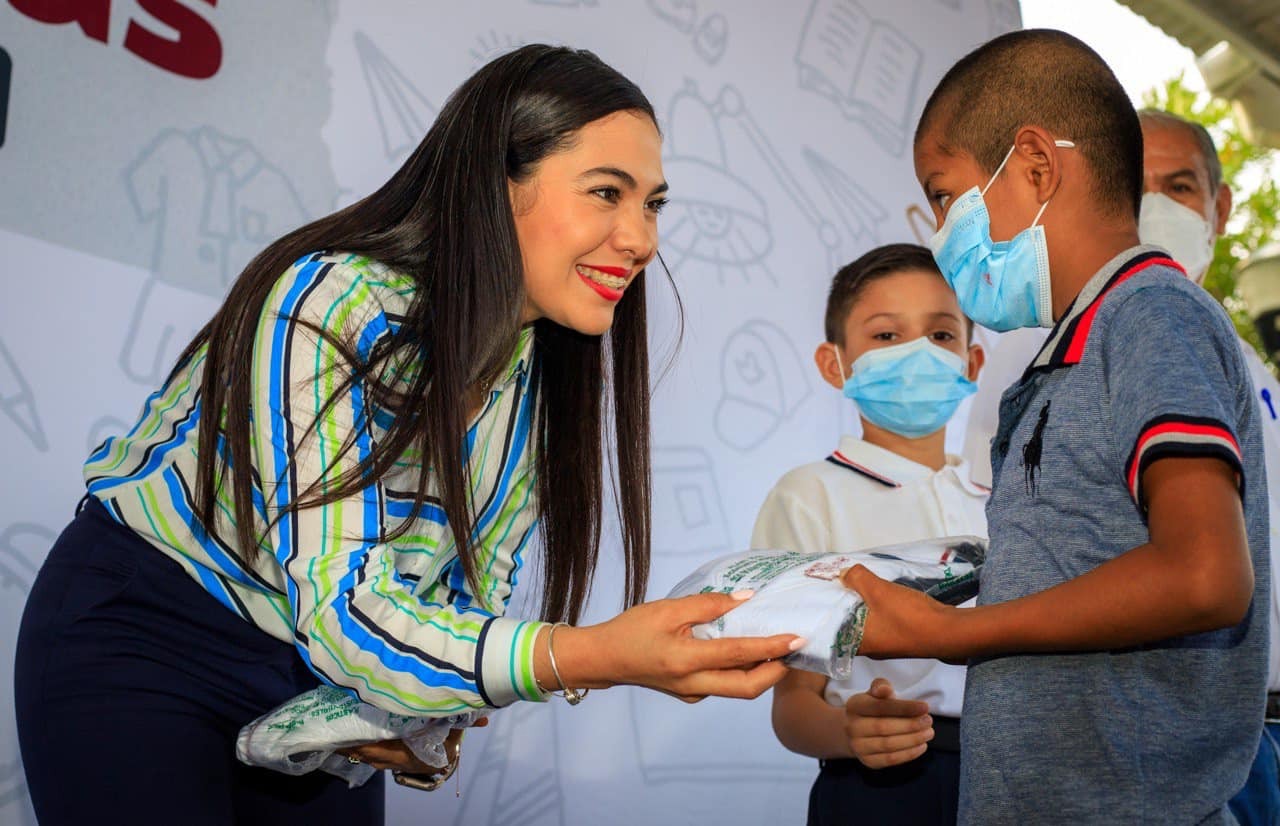 Inicia la entrega de uniformes escolares en Tecomán Indira