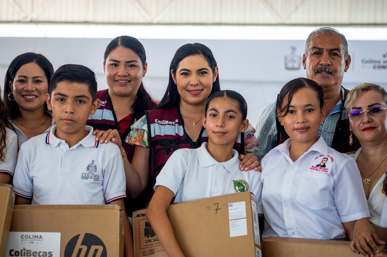 Entrega Indira más más de 3 mil computadoras a estudiantes de secundaria en Manzanillo