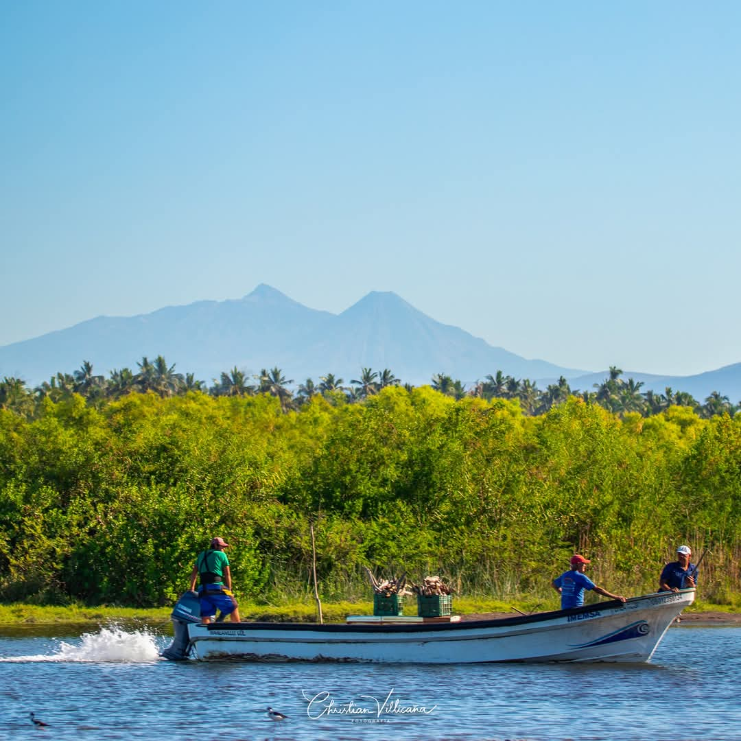 Los Volcanes de Colima vistos desde la desembocadura del río Armería en Boca de Pascuales, Tecomán, Colima, México. 🇲🇽